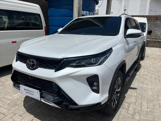 TOYOTA HILUX SW4 2.8 D-4D TURBO DIESEL SRX PLATINUM 4X4 AUTOMÁTICO